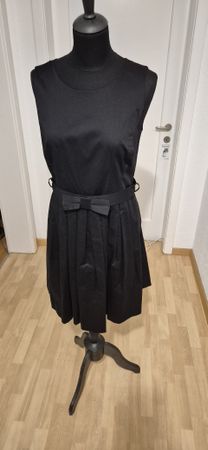 Schickes, schwarzes Kleid mit Schleife und Jäckchen