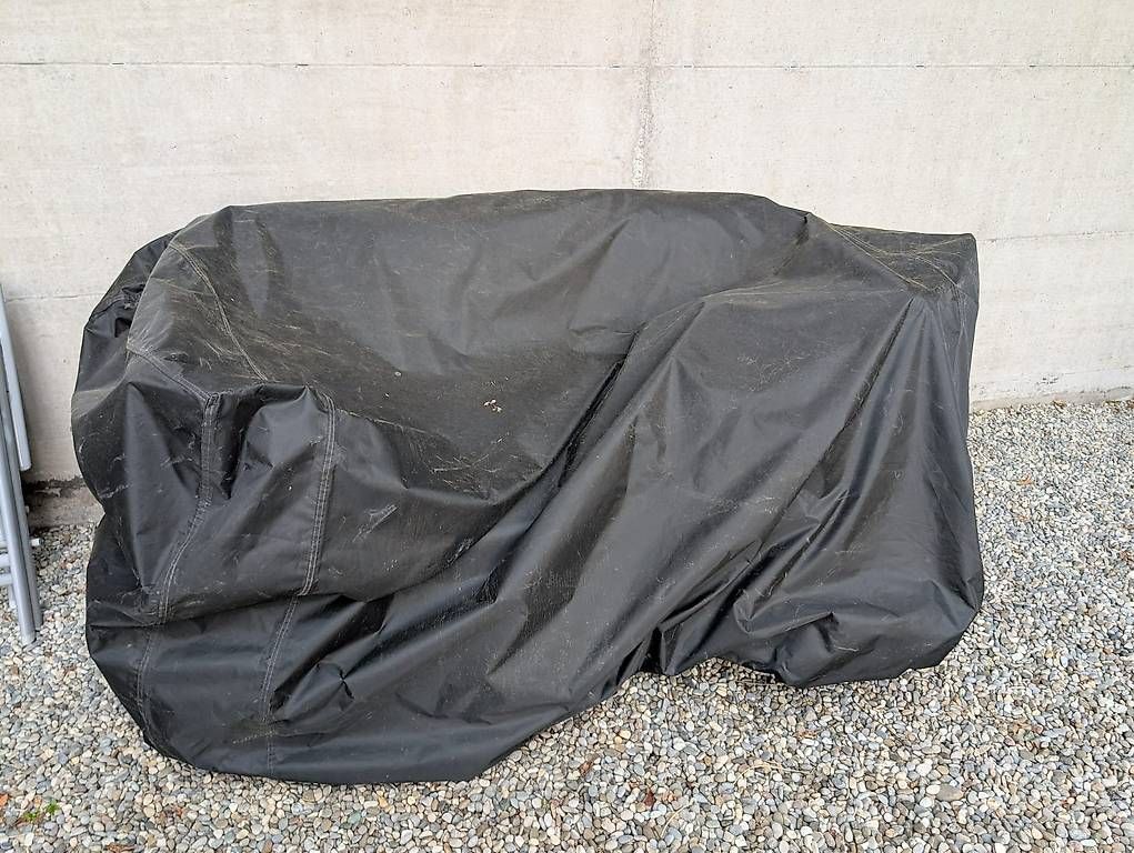Divani: Gartensofa mit Regenabdeckung zu verkaufen – Usato da Liestal venduto da lau_mhp5 1