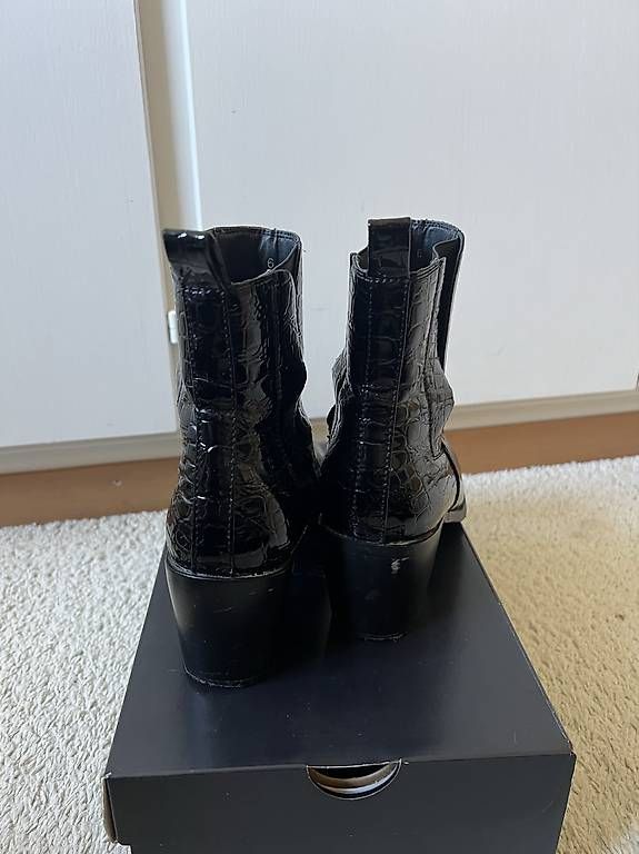 Scarpe da donna: RAID Chelsea Boots Kroko-Optik Gr. 39 – Usato da Bern venduto da Happyturtle 2