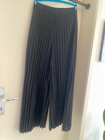 Schwarze Plisseehose, Grösse S, Elegant für den Herbst