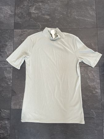 Helles Rollkragenshirt