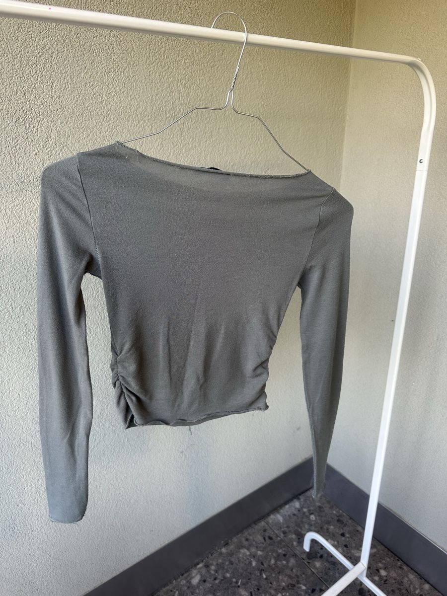 Pullover & Sweatshirts: Schönes, grünes Oberteil – Gebraucht aus Volketswil von hal_65hj 1