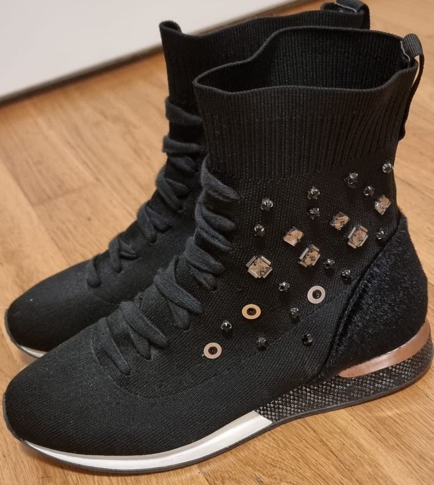 Scarpe da donna: Schwarze Stoffstiefel mit Schmucksteinen, Grösse 39 – Usato da Frauenfeld venduto da Bounty40
