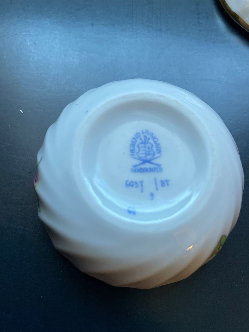 Herend Zuckerdosen: Herend Porzellan Dose mit bunter Blumen – Gebraucht aus siebnen von minte 1