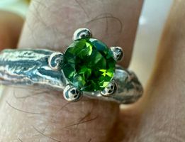Ring Weissgold-Krone mit grünem Turmalin "Handarbeit" Unikat