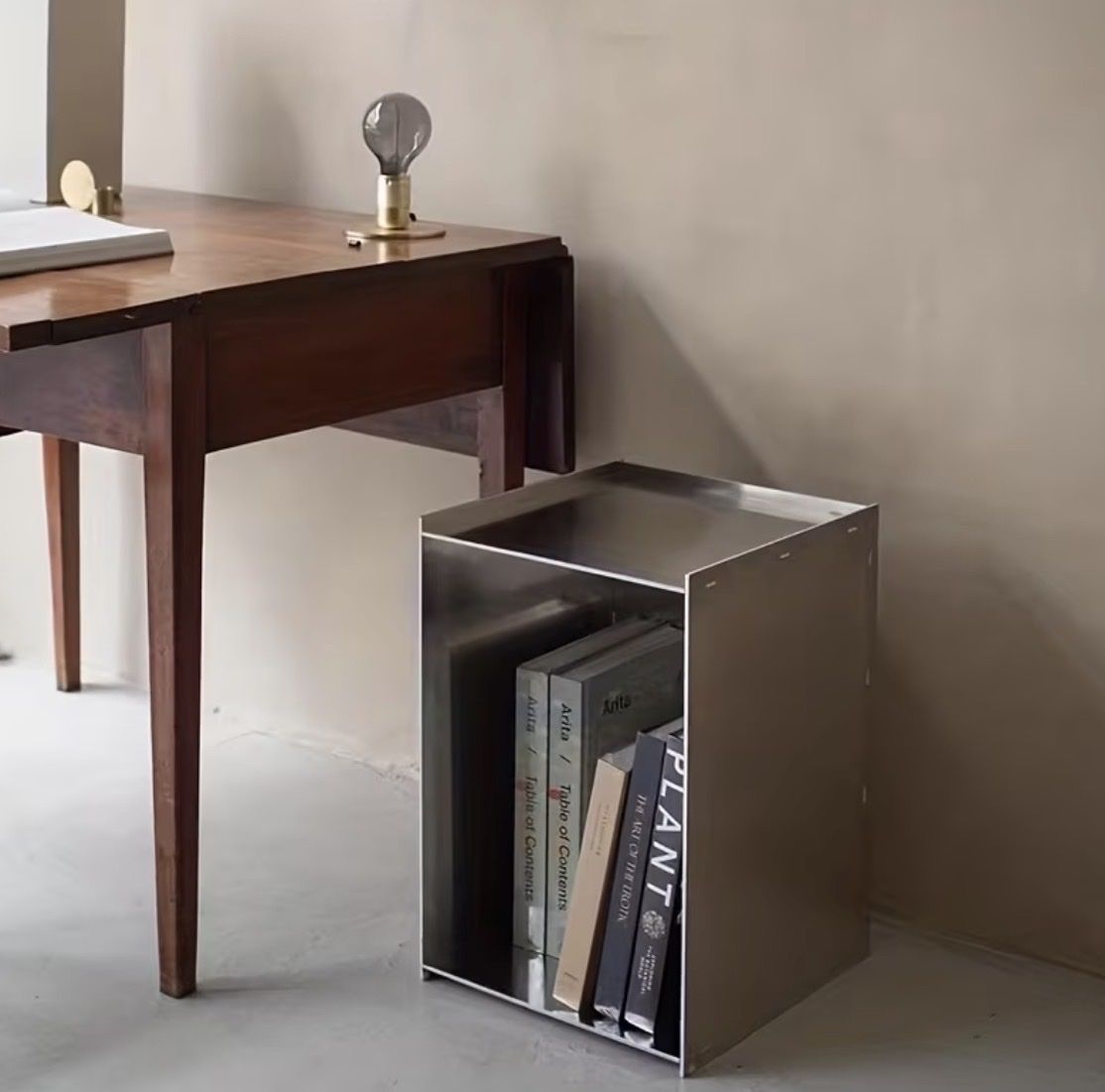 Comodini: Metall Beistelltisch modernes Design – Nuovo e nell'imballaggio originale da Thun venduto da leeeandra