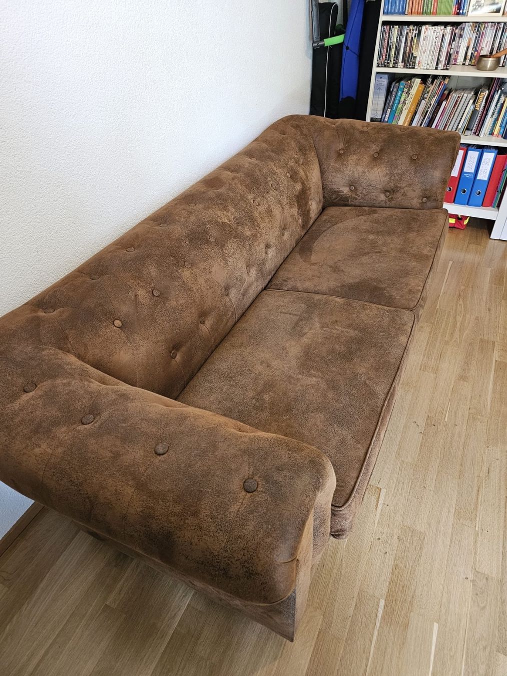 Sofas: Mikrofaser Chesterfield Sofa – Gebraucht aus Allschwil von ede_8c6t