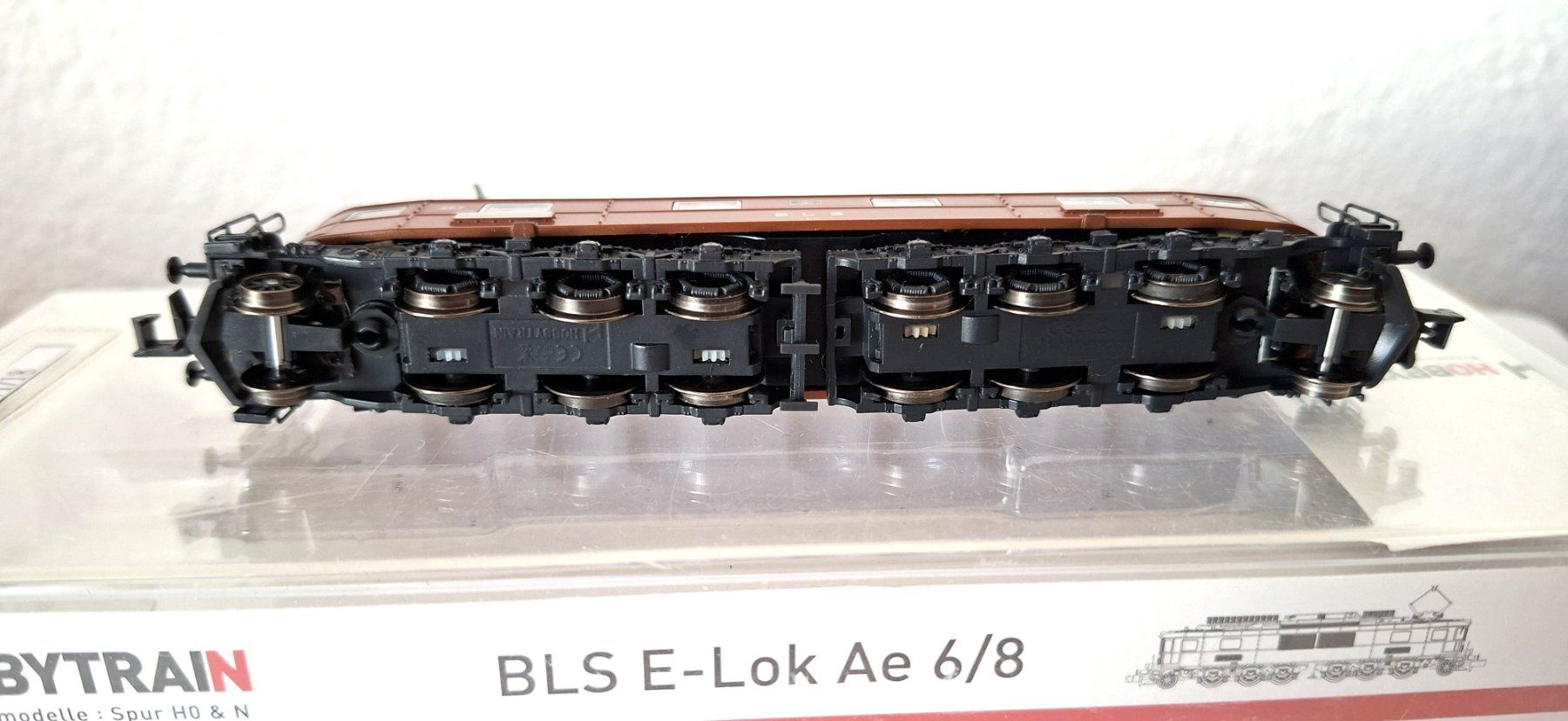Hobbytrain Modelleisenbahnen: Hobbytrain Ae 6/8 BLS 10184  Lok 207 – Gebraucht aus Biberist von Ntrains 6