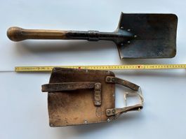 Original Schweizer Militärspaten mit Ledertasche.