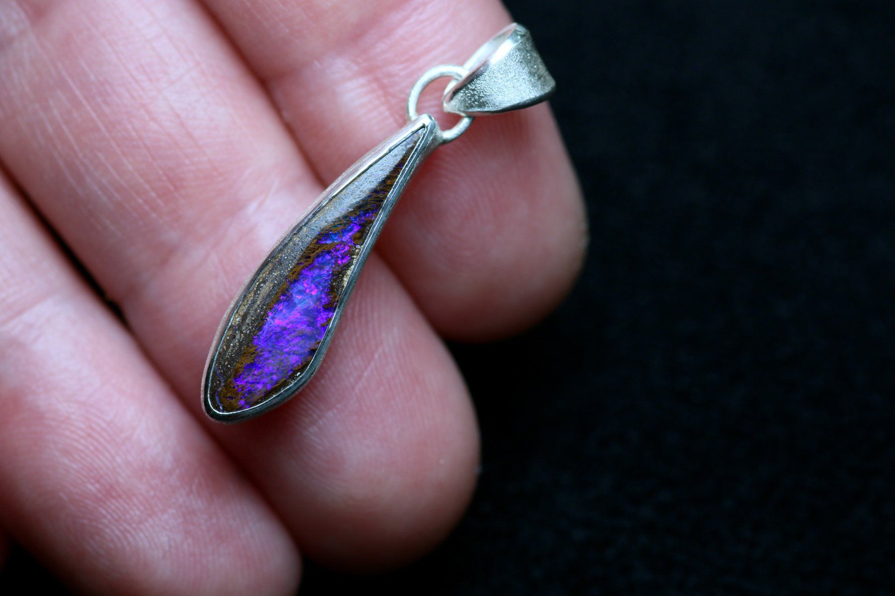 Ciondoli: AURORA ELECTRA Silberanhänger mit australischem Boulder Opal – Nuovo e nell'imballaggio originale da Bern venduto da OSONO.Design 4