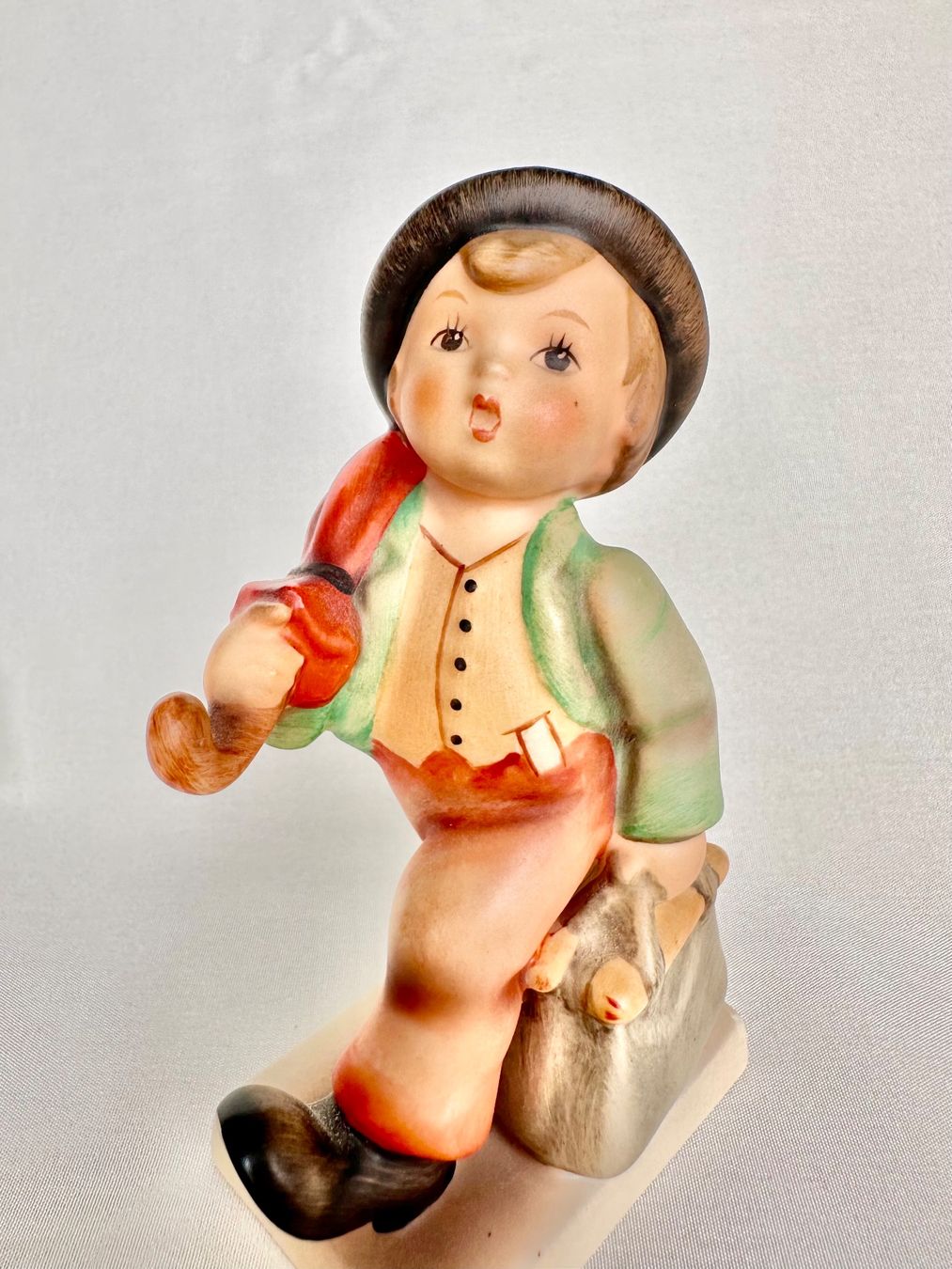 Hummel Statuette: Hübsche Goebel Hummel Figur Junge mit Schirm und Tasche – Usato da Steinen venduto da SputnikSweetheart 5