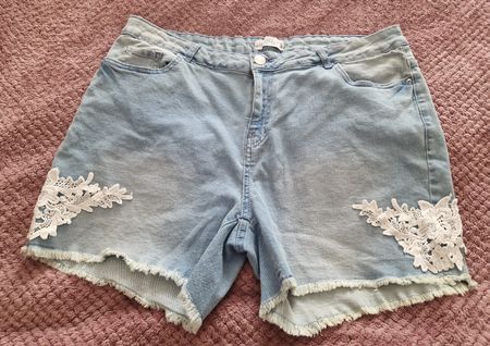 Jeans Shorts mit Spitze, hellblau, Gr. 46, Sommer Sale!