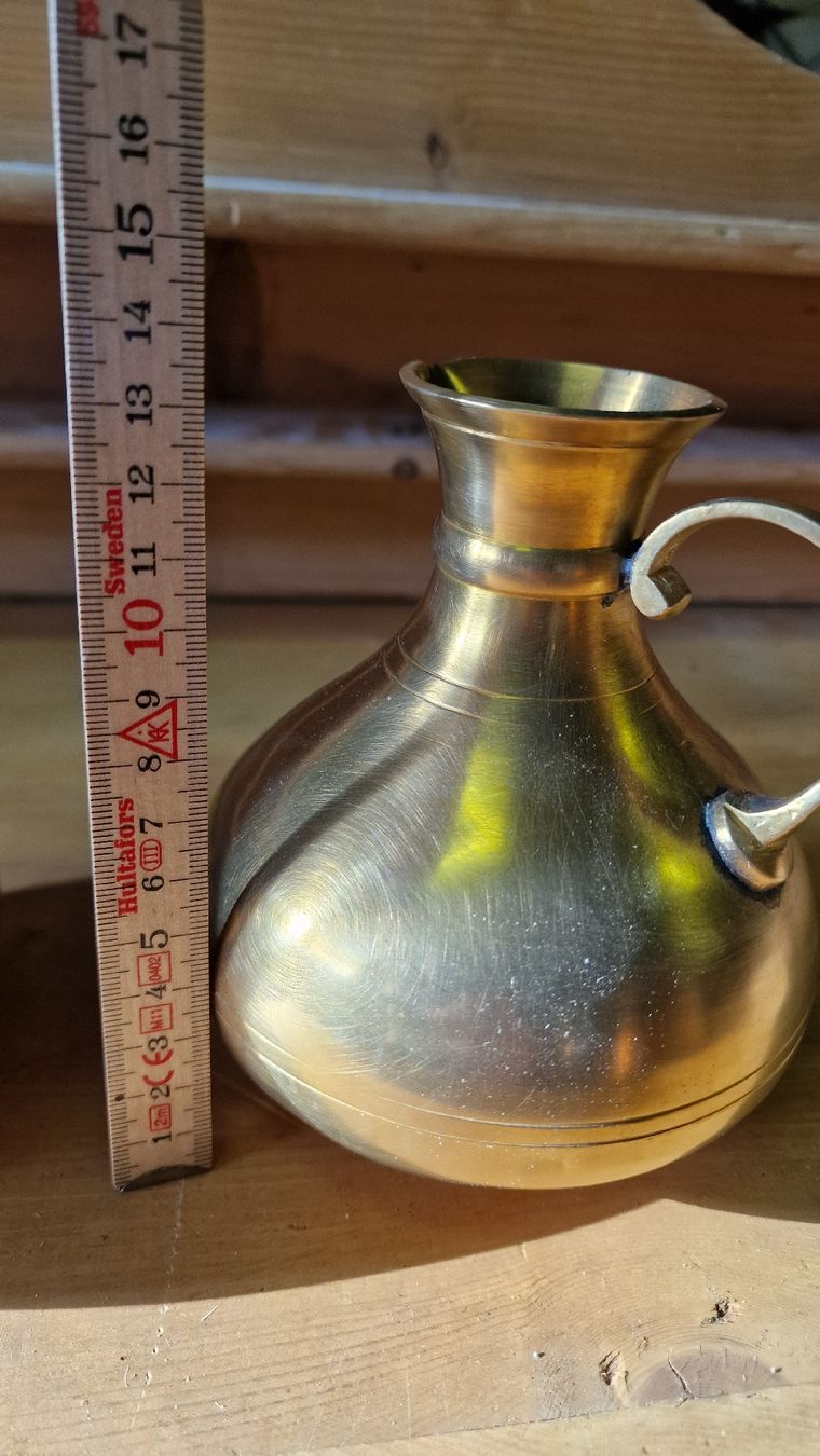 Bottiglie: Zwei Messingkrüge mit Griffen, ca. 18 cm hoch – Usato da Herisau venduto da Antiques.AR 1