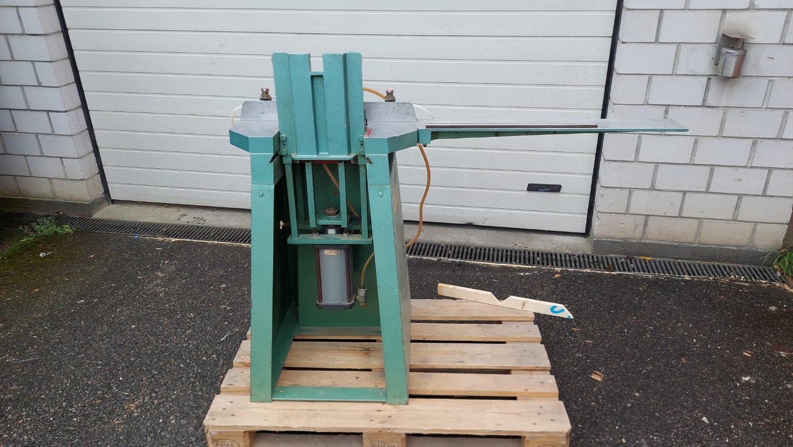 Tutte le macchine: Gehrungsstanzer – Usato da Lausen venduto da rue_8syn 1