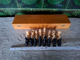 Schöne Schachspielfiguren & Box aus Holz, vintage, komplett.