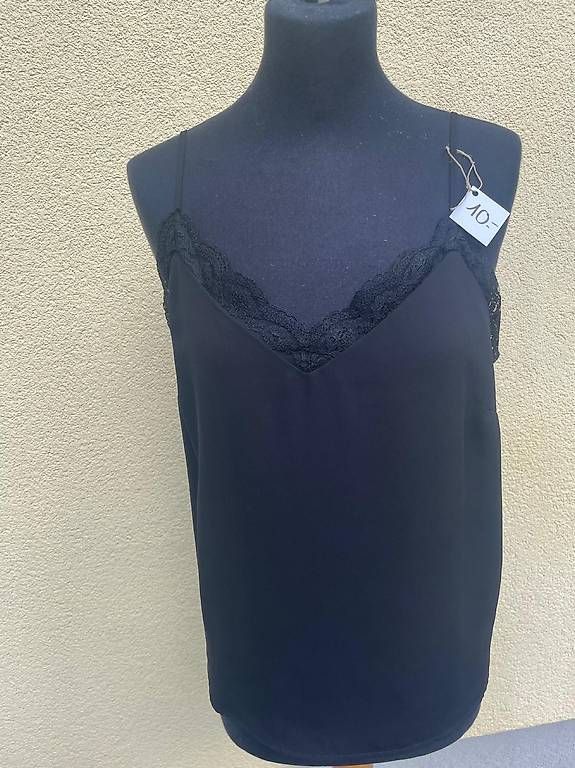 Top: Vendo canotta con pizzo bianca e/o nera.  – Usato da Personico venduto da mel_v7hz 1