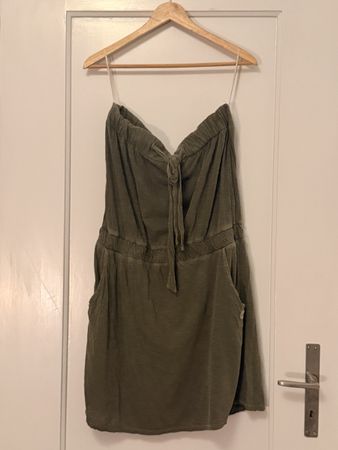 Trägerloses Kleid von Elemwnt, olivgrün
