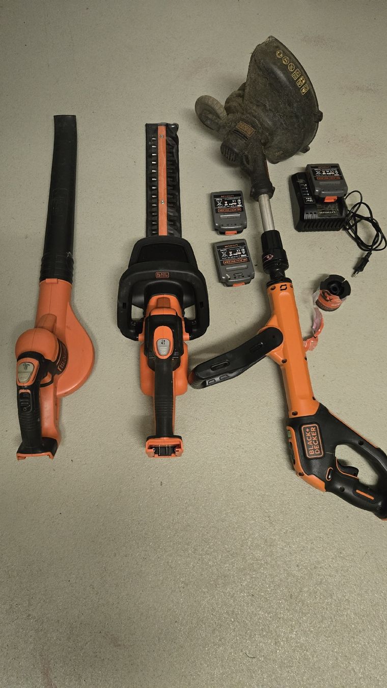 Soffiatori & Aspiratori per foglie: Trimmer, Heckenschere und Laubbläser Black & Decker Set – Usato da Schötz venduto da Nico040