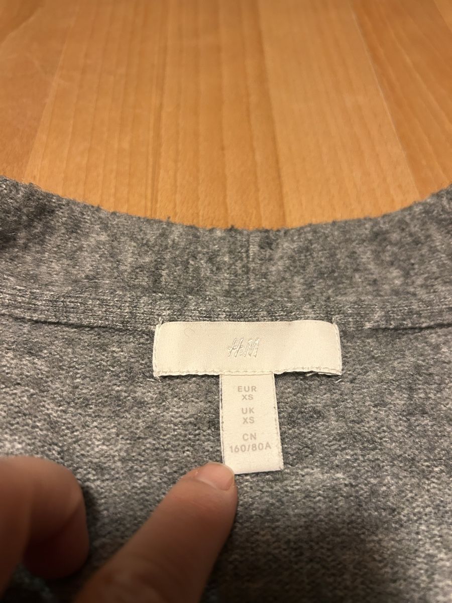 H&M Pullover & Sweatshirts: Grauer H&M Strickpullover, Grösse XS, Top Zustand! – Gebraucht aus Zürich von frauchi4 1