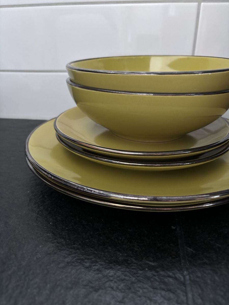 Set di piatti: Schalen und Teller Set grün mit Rand – Usato da Otelfingen venduto da mar_j67x