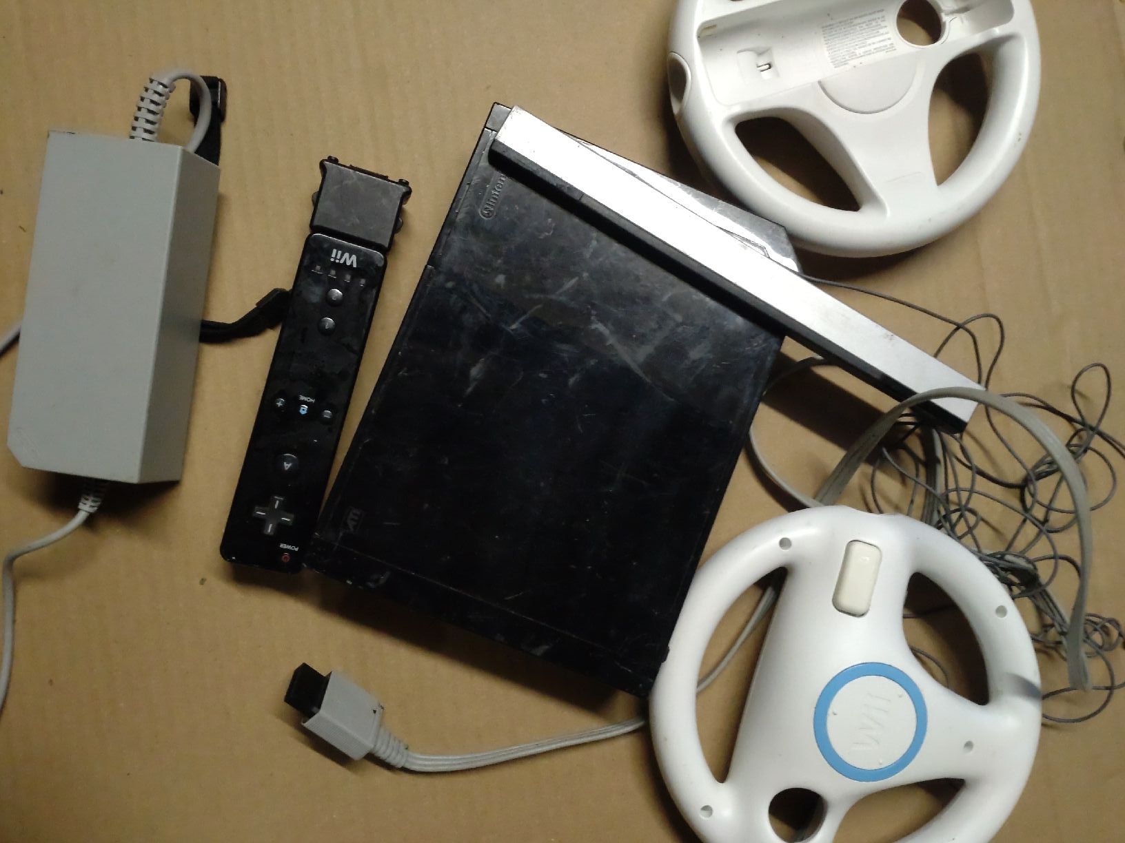 Nintendo Konsolen: Console Wii + 2 volants + manette + accessoires – Gebraucht aus Vétroz von Guadonjin