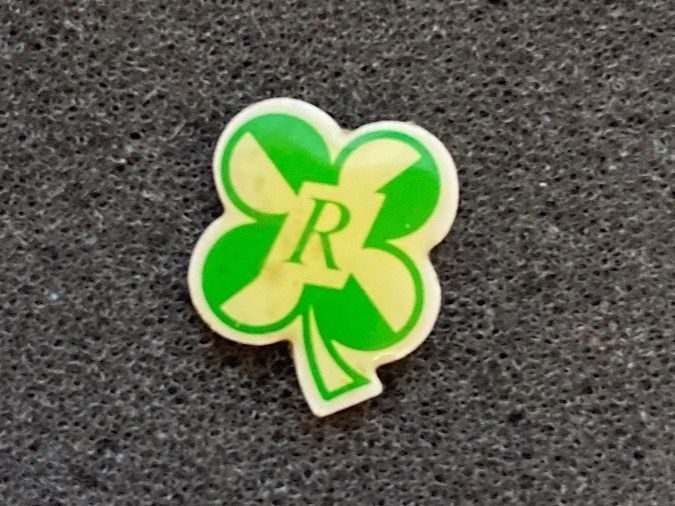 Placchette & Badge: PIN'S - TREFLE 4 FEUILLES - R – Usato da Le Brassus venduto da cinema13