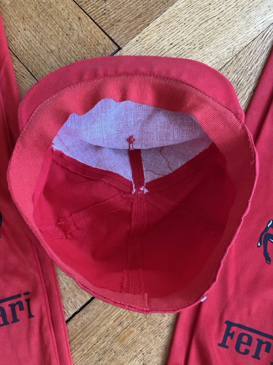 Lots de vêtements: Ferrari Cap und 2 Schals – D'occasion à Sursee par lucialiani 1