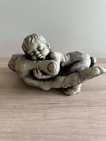 Baby in Hand Statue aus Stein