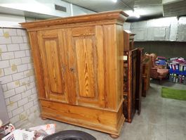 Massiver, antiker Schrank ca. 1830