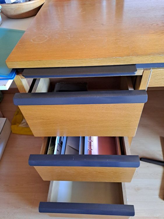 Scrivanie: Robuster, grosser, abschliessbarer Schreibtisch aus Holz – Usato da Andwil TG venduto da Natur5 2