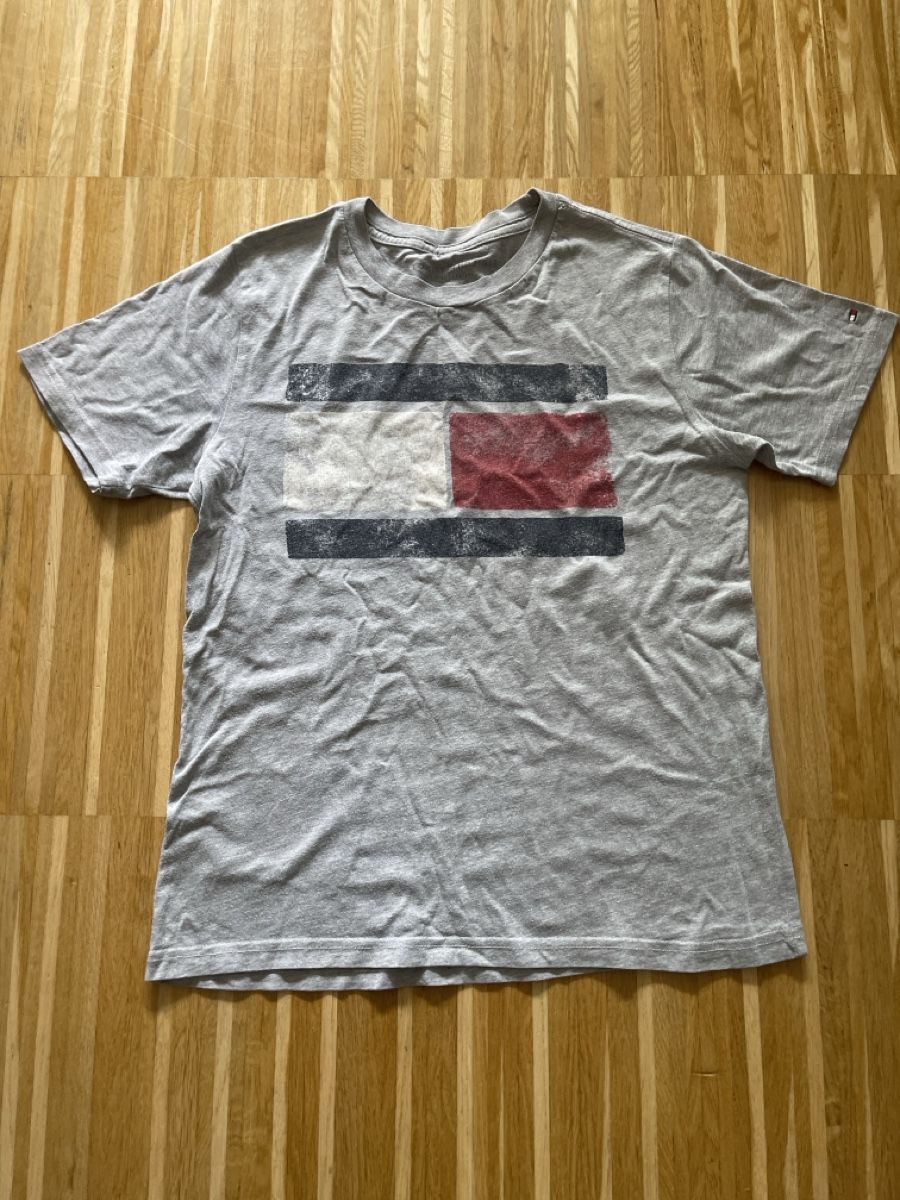 Tommy Hilfiger Hemden, T-Shirts & Polos: T-Shirt Tommy Hilfiger grey  – Gebraucht aus Zürich von ros_jy6w