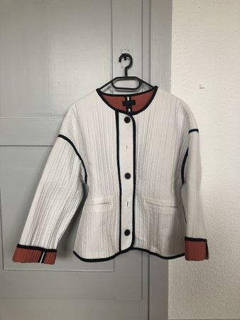 Weisse Steppjacke mit schönen Details
