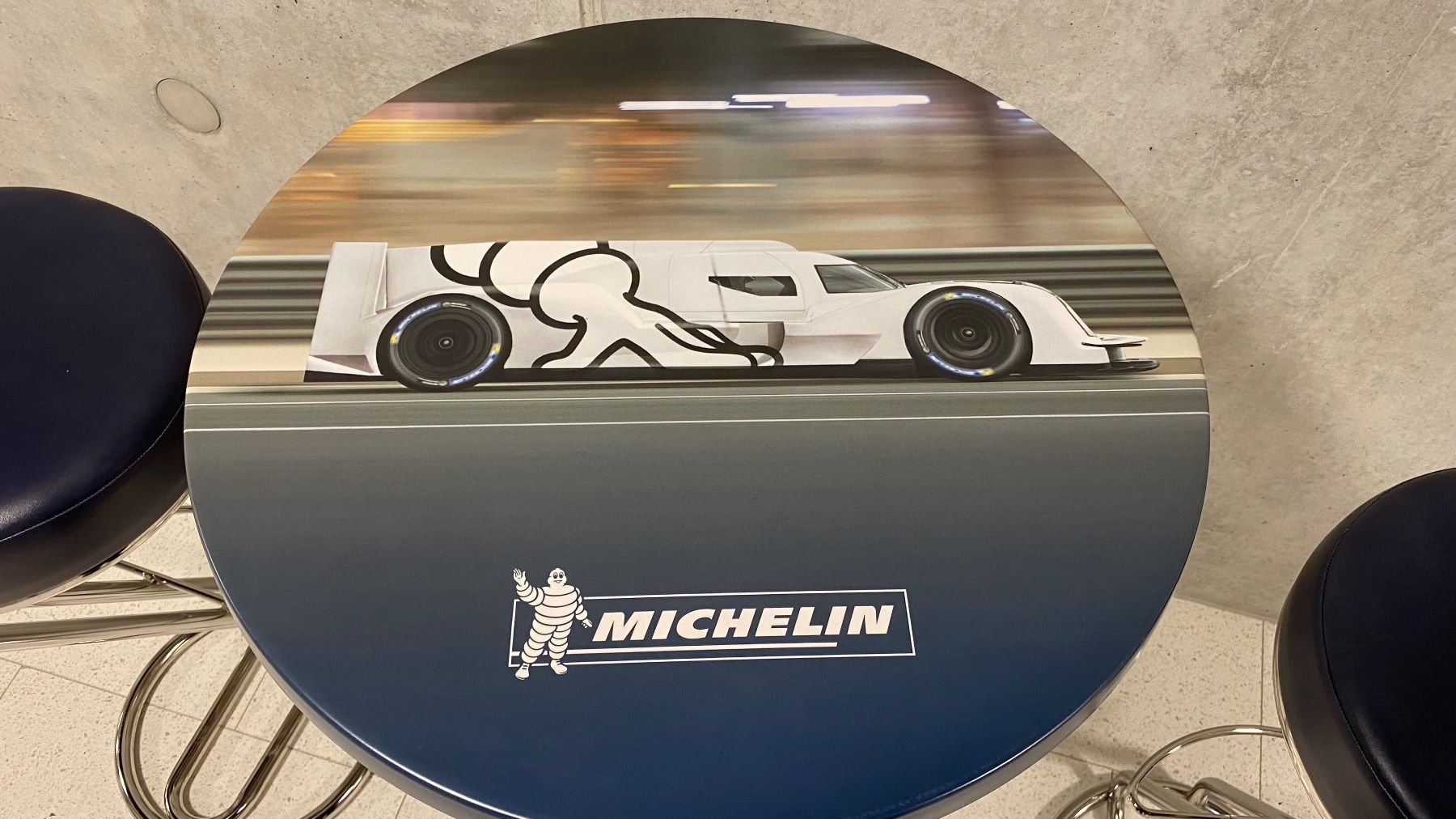 Set di tavolo e panche: Erhöhe dein Ambiente mit Michelin: Stehtisch & 2 Barhocker – Usato da Cham venduto da G-Money_swiss 2