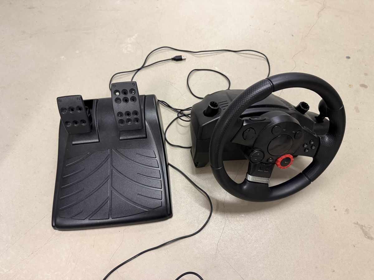 Logitech Controller: Logitech Driving Force Gaminglenkrad – Gebraucht aus Alpnach Dorf von ralphlaurin 1