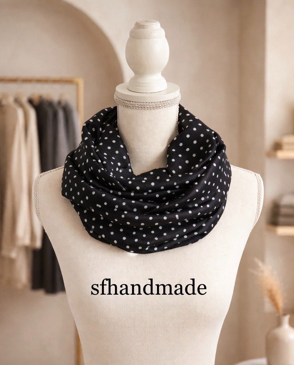 Foulard & Sciarpe: *Polka-Dot Elegance* Satinloopschal- sfhandmade – Nuovo (secondo la descrizione) da Baar venduto da sfhandmade