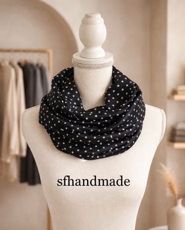 *Polka-Dot Elegance* Satinloopschal- sfhandmade