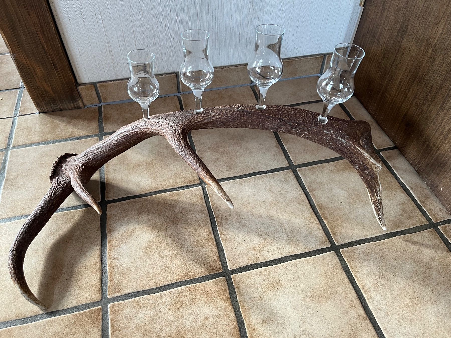 Tutte le decorazioni: Hirschgeweih mit 4 Schnapsgläser – Usato da Sattel venduto da Faca 2