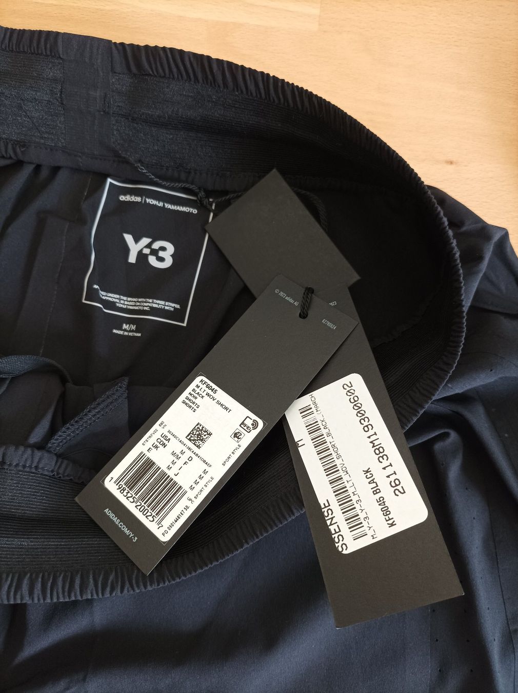 Adidas Lotti di vestiti: Adidas Y-3 Ultralight Woven - ensemble taille M – Nuovo e nell'imballaggio originale da Neuchâtel venduto da fin_n66k 4