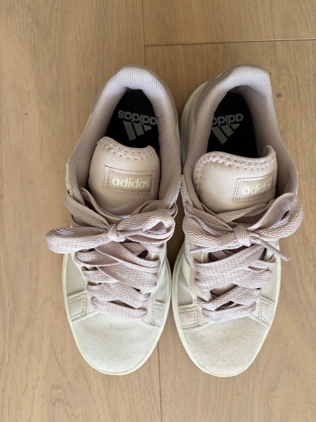 Adidas Damenschuhe: Adidas Sneaker – Gebraucht aus Baar von sGschaenkli 1