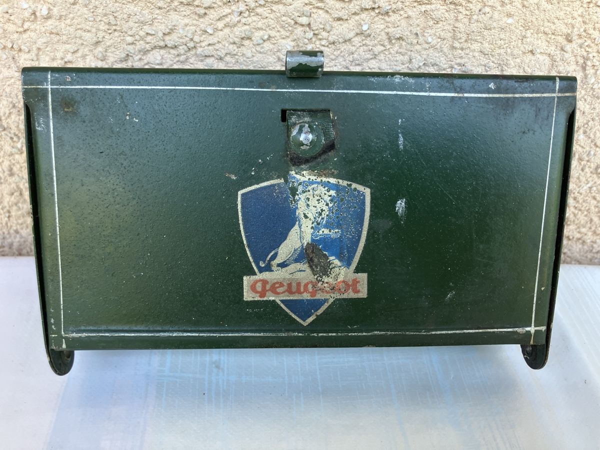 Peugeot Pièces détachées: Oldtimer Peugeot Werkzeugkasten  – D'occasion à Trimbach par cendira