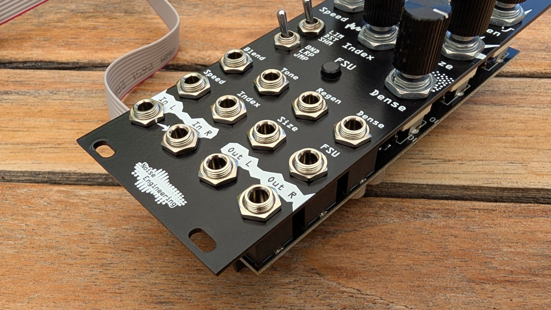 Strumenti musicali: Noise Engineering - Desmodus Versio (eurorack modular) – Usato da Valeyres-Rances venduto da Kobol 1