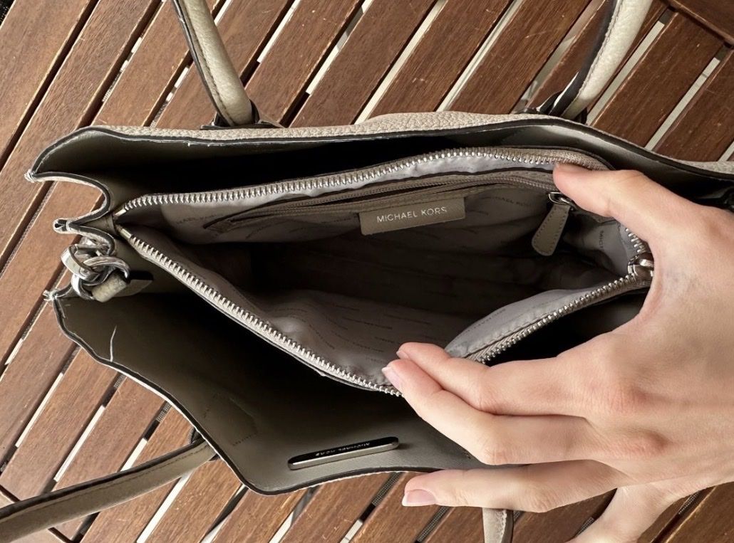 Michael Kors Borse da donna: Michael Kors Leder Handtasche Grau-Taupe – Usato da St. Gallen venduto da lfs_nxl8 2