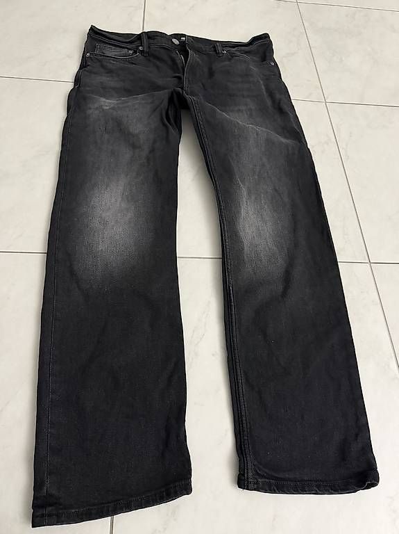 Jeans: H&M Schwarze Jeans Grösse 34/32 – Gebraucht aus Oftringen von Kad.Ha 1