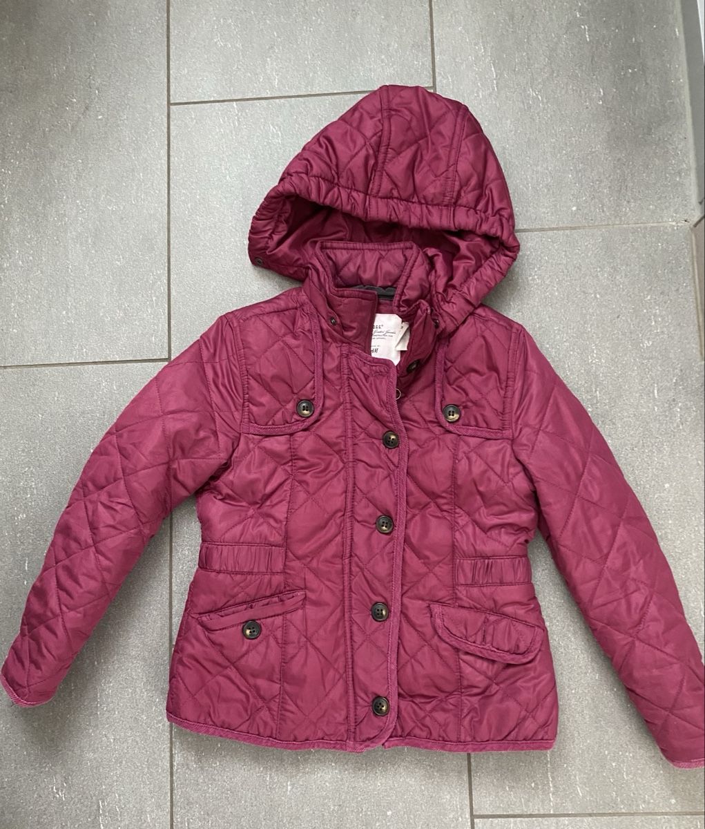 Vestes & Manteaux: Steppjacke mit Kapuze Grösse 128 – D'occasion à Malters par Kuettel1