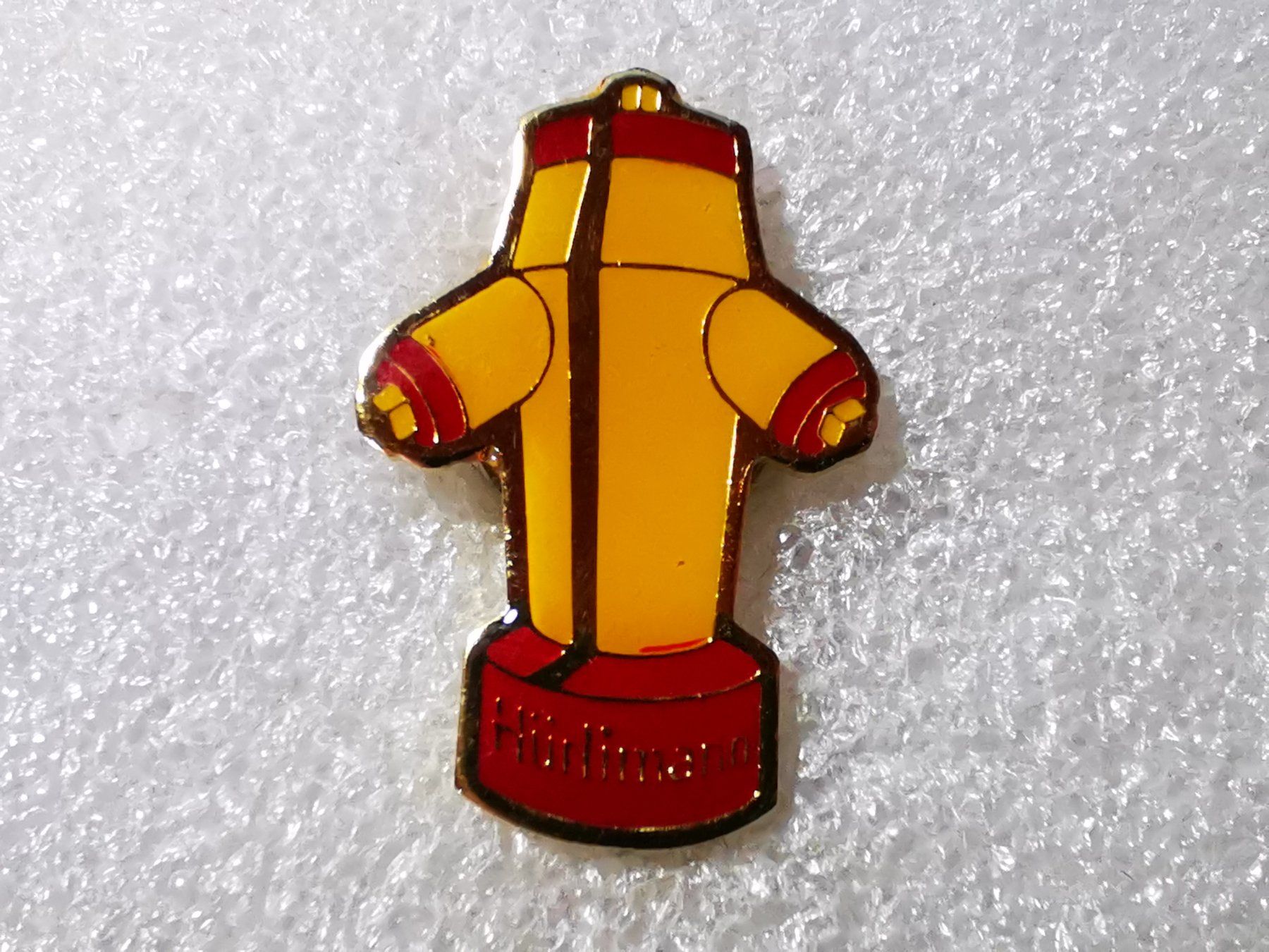 Plaketten & Abzeichen: Ansteckpin 38: Hürrlimann – Gebraucht aus Oppligen von Pin-Fall-Shop