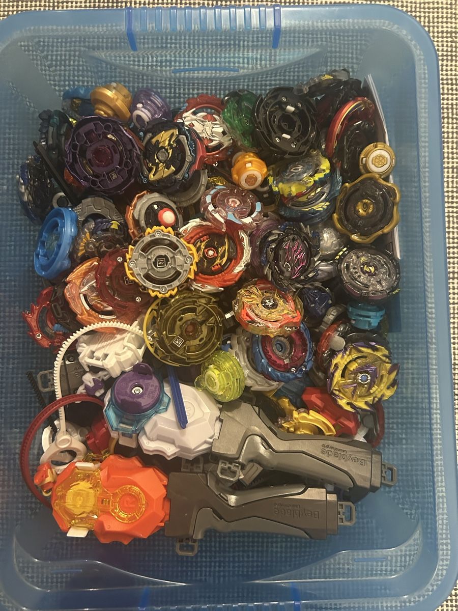 Jouets: Beyblade bundle with 3 arenas – D'occasion à Wallisellen par AMallows