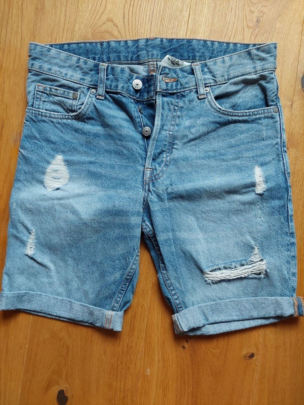 H&M Jeans: Jeans Shorts H&M Gr.28 / Gr.36 – Gebraucht aus Guttannen von zuberling