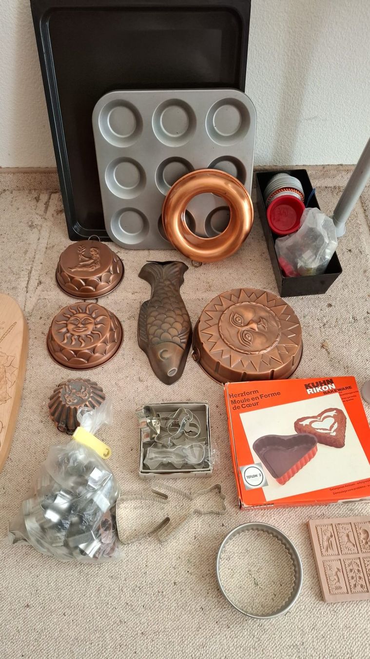 Moules à gâteaux: Set Backformen/3 Backbleche diverse Ausstechformen – D'occasion à Wettingen par huitzilopostli