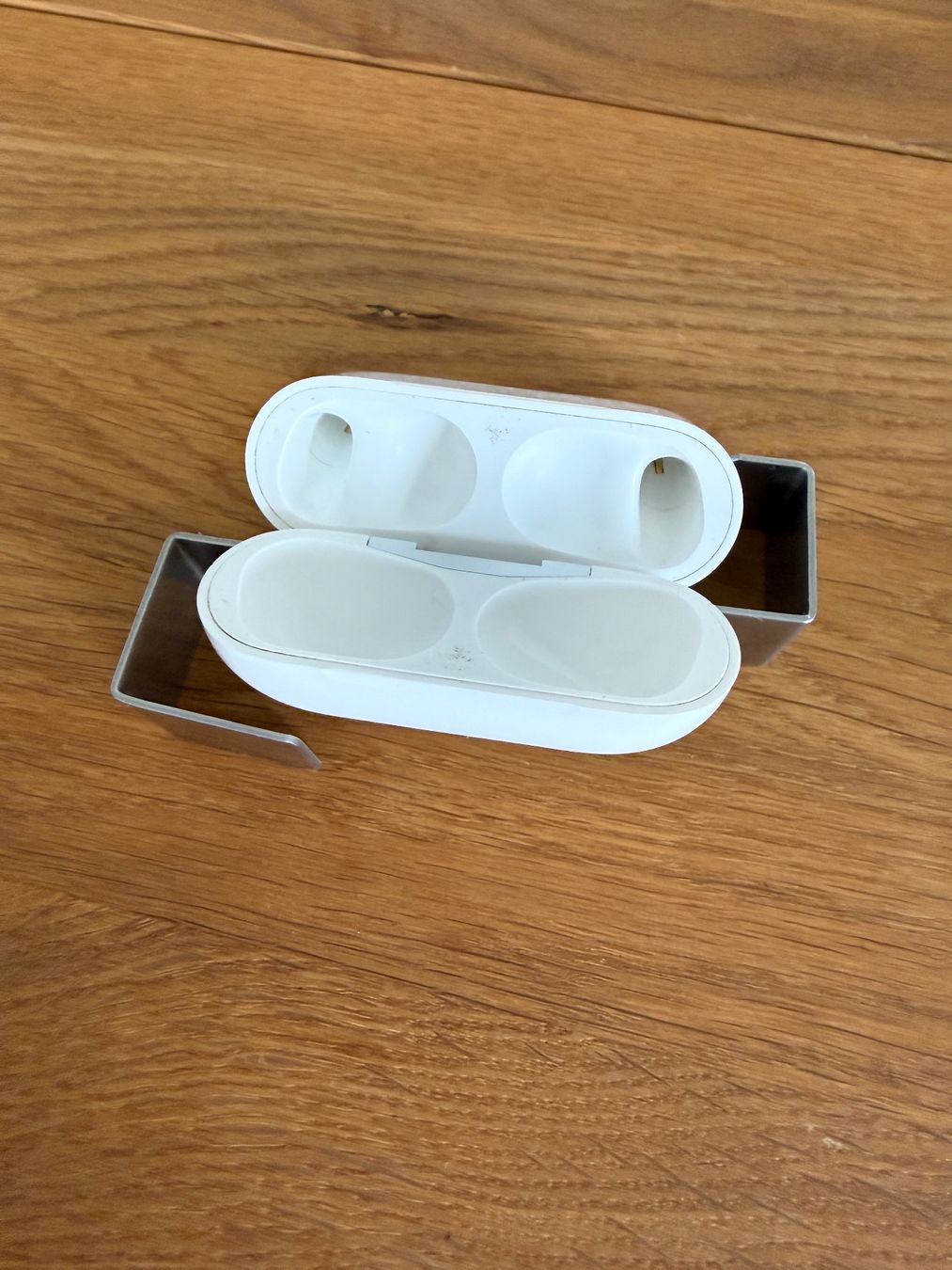 Apple Cuffie: APPLE AirPods Pro 1 Charging Case – Usato da Lausanne venduto da Nine1982 2