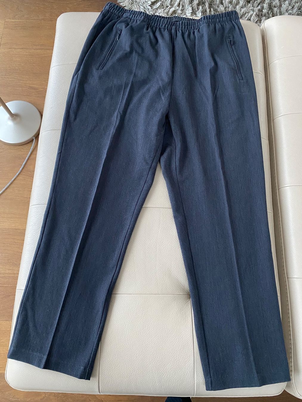 Pantaloni: Hose grau mit elastischem Bund Gr. 46 – Usato da Meggen venduto da 6003Luzern